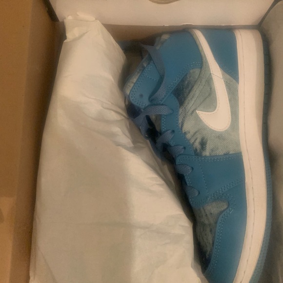 Jordan 1 Mids Like New! Size 6.5Y - Picture 2 of 2